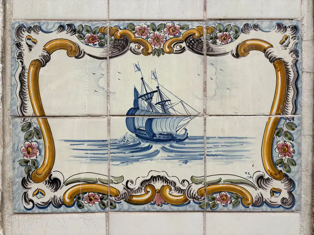 Floral azulejo tile design